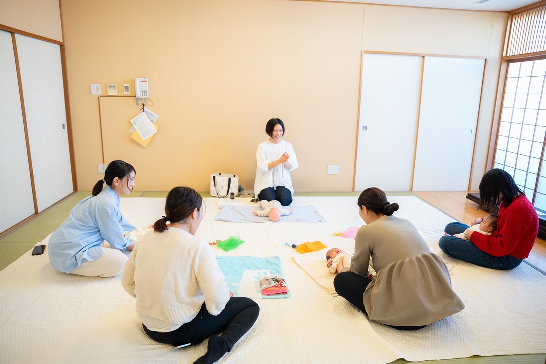 赤ちゃんとママが床で一緒に遊んでいるレッスンの様子